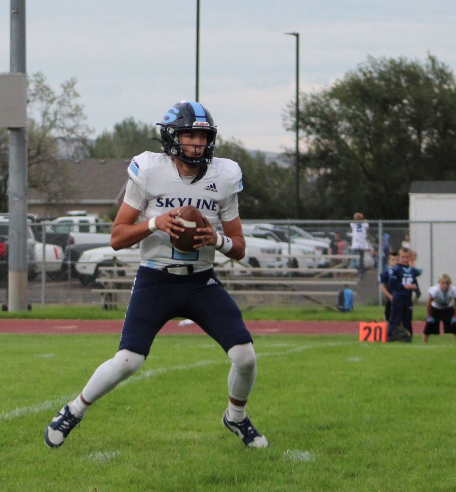 Skyline's John Giannini looks for an open receiver during Friday's game. | Allan Steele, EastIdahoSports.com.