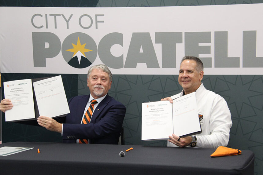 Mayor Mark Dahlquist and ISU President Robert Wagner sign an agreement between the institutions.