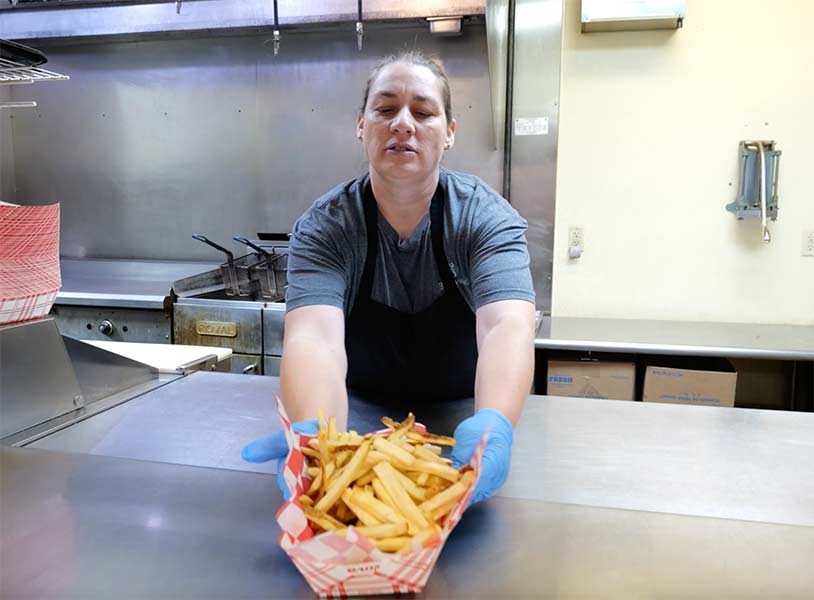 Michell Egbert serving French fries at Ole's Diner. | Jordan Wood, EastIdahoNews.com