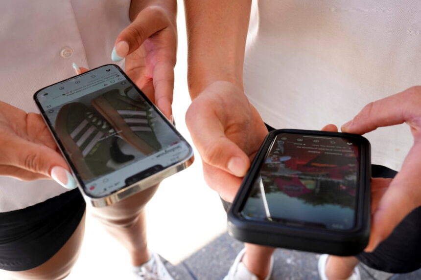 kids viewing phones