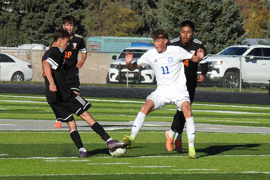 Teton Shea McGuire and Sugar-Salem Teig Gehmlich battle for possession