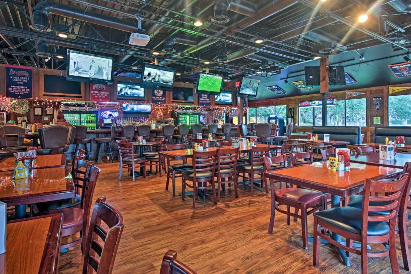 CocoNutz Sportz Bar & Gatorz Pizza & Wingz