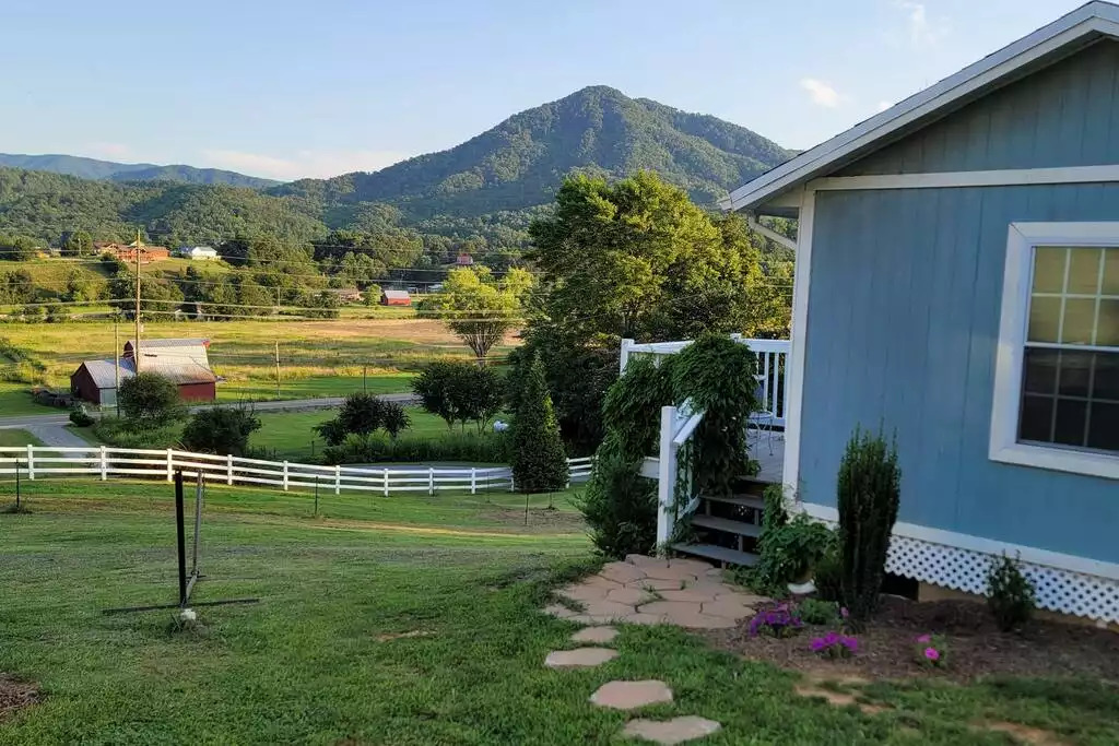 Cottage with MIND BLOWING Smoky Mountain views! - Pigeon Forge Cottage with MIND BLOWING Smoky Mountain views! - Pigeon Forge