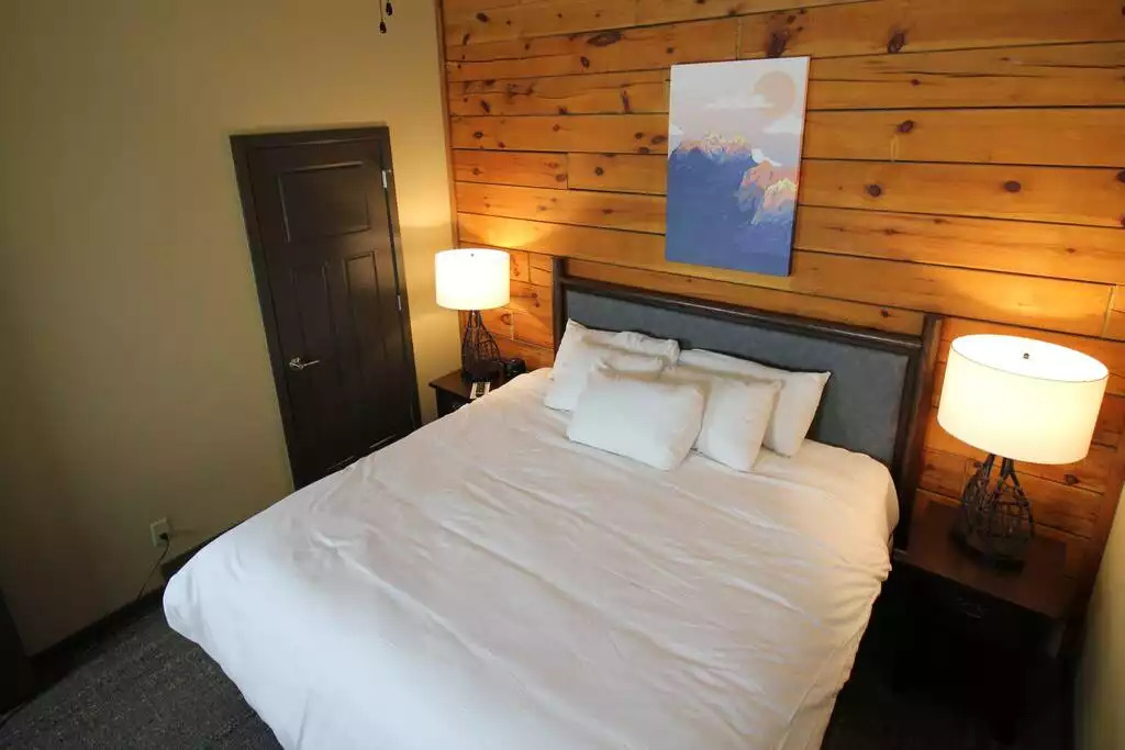 Master bedroom has a spacious king bed, and adjoining master bath with tub/shower. Generous walk in closet (door shown) includes washer and dryer. Clock radio, free cable TV. These mattresses are resort quality and the most comfortable anywhere! Master bedroom has a spacious king bed, and adjoining master bath with tub/shower. Generous walk in closet (door shown) includes washer and dryer. Clock radio, free cable TV. These mattresses are resort quality and the most comfortable anywhere! - Entire Cabin 1 Wisc Dells 3 Beds(2Bedrooms) 2Baths - 63 Christmas Mountain Road
