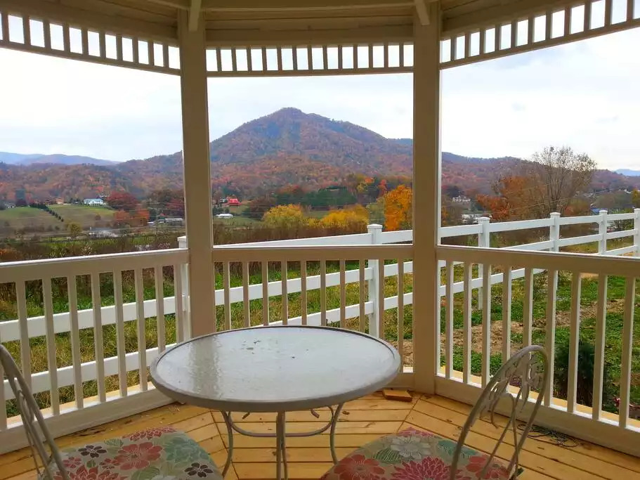 Garden gazebo for your breakfasts or evenings. Garden gazebo for your breakfasts or evenings. - Amazing Smoky Mts Views
Across from park entrance! - Pigeon Forge