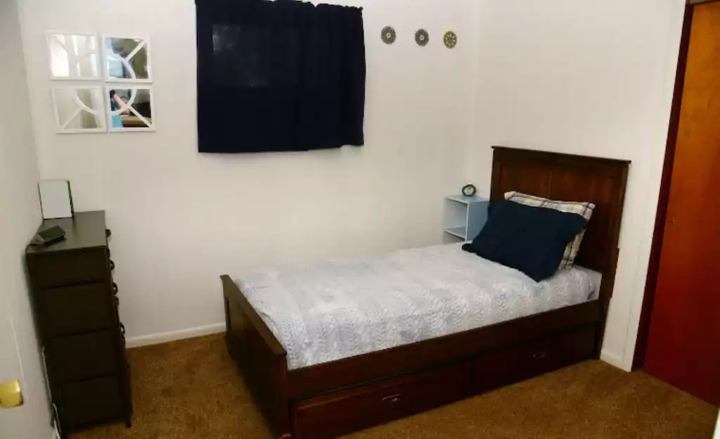 Bedroom 3 has a single with a pull out single bed, Bedroom 3 has a single with a pull out single bed, - Legacy Lake House - Kingsley