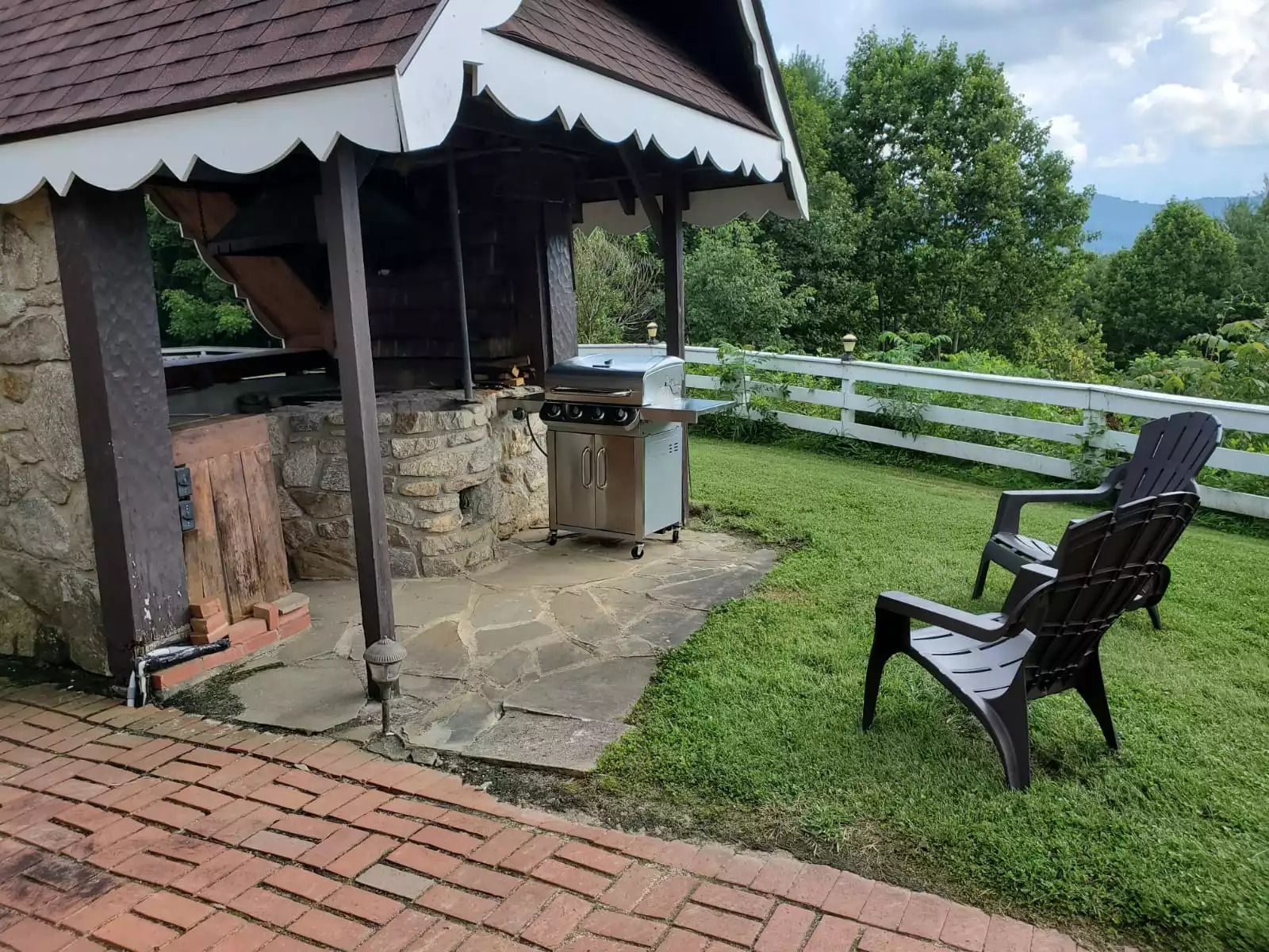 Gas or charcoal grilling? It's your choice! Gas or charcoal grilling? It's your choice! - Leaping Fawn Lodge - Waynesville