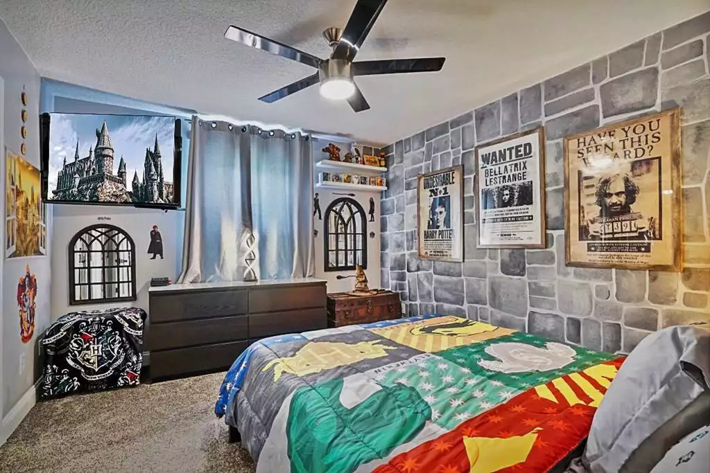 Harry Potter themed bedroom with queen sized bed with 55" Samsung HD Smart TV. Harry Potter themed bedroom with queen sized bed with 55" Samsung HD Smart TV. - Heated Saltwater Pool*Harry Potter*Fire Pit*BBQ*EV - St. Augustine