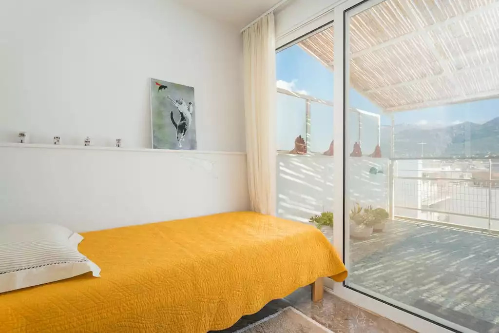 The view from this single bed you will remember .... mountain Taygetos The view from this single bed you will remember .... mountain Taygetos - Seafront Penthouse / LEO - Kalamata