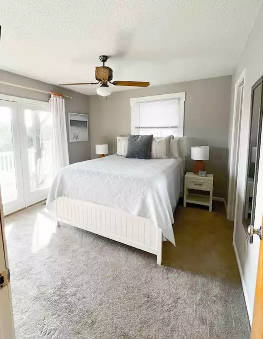 Queen Bedroom, Mid-level
Direct access to back deck and hot tub Queen Bedroom, Mid-level
Direct access to back deck and hot tub - It’s Always Sunny In Corolla - Corolla