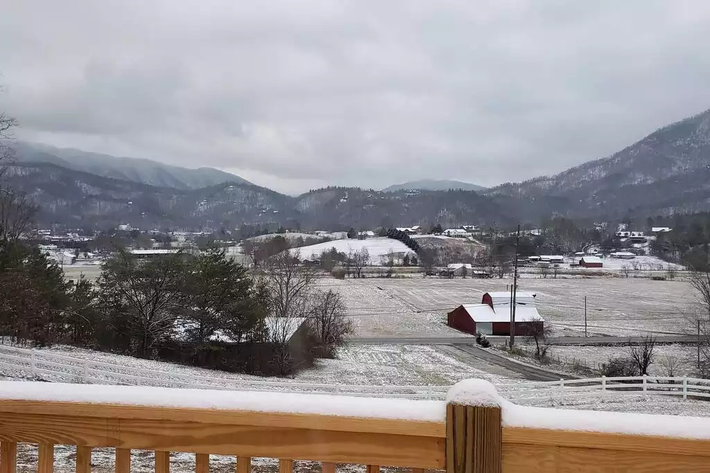 Cottage with MIND BLOWING Smoky Mountain views! - Pigeon Forge Cottage with MIND BLOWING Smoky Mountain views! - Pigeon Forge