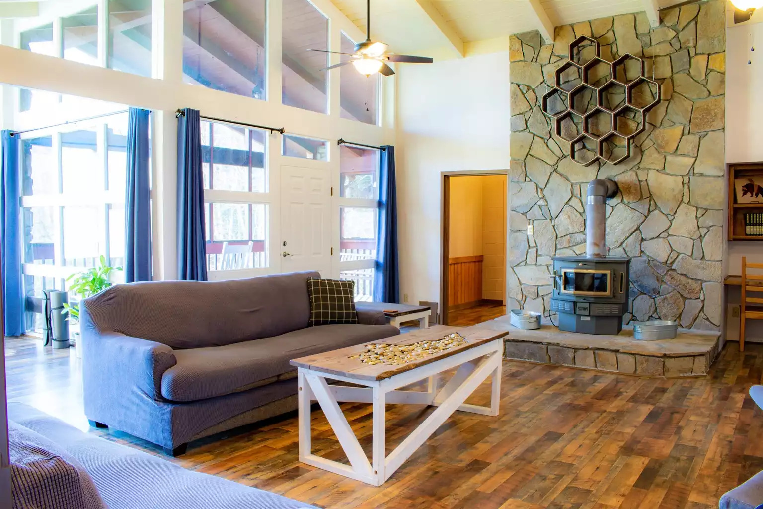 Upper Level Living Room with views of Great Smoky Mountains National Park! Upper Level Living Room with views of Great Smoky Mountains National Park! - The Hive Lodge - Whittier