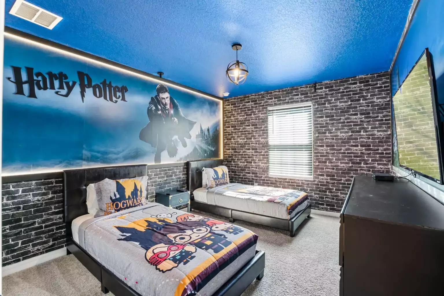 Harry Potter themed bedroom with two twin beds and smart tv. Harry Potter themed bedroom with two twin beds and smart tv. - Luxury Vacation Home Minutes From Disney World - Kissimmee