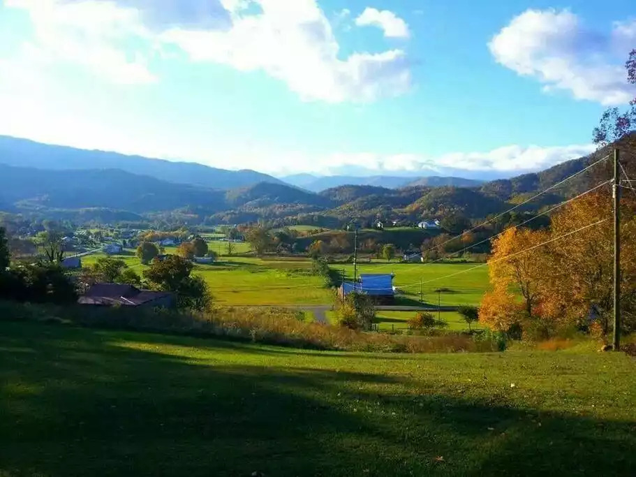 Stunning Smoky Mts Views
Across from Park entrance - Pigeon Forge Stunning Smoky Mts Views
Across from Park entrance - Pigeon Forge