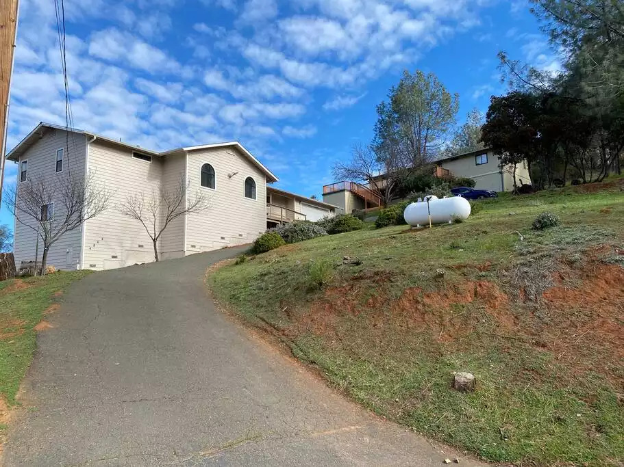 Parking for two to three cars available at the top of the uphill driveway. 1-2 cars/boats can be parked on the court. Parking for two to three cars available at the top of the uphill driveway. 1-2 cars/boats can be parked on the court. - NEW Unobstructed Lake/Mountain View home, movie rm - Kelseyville