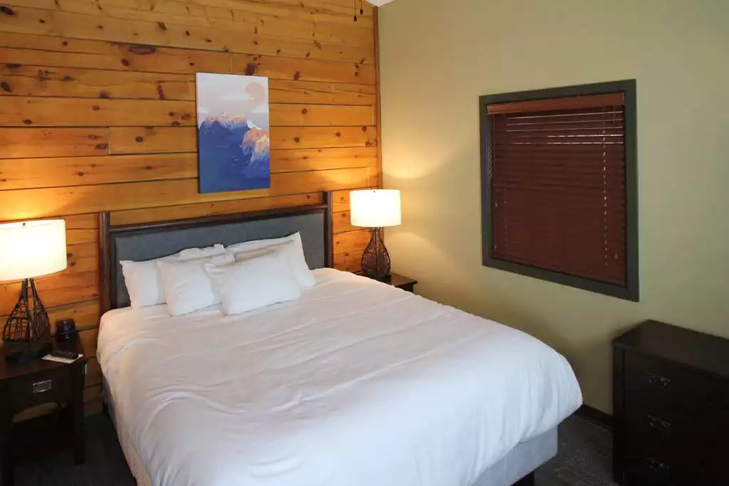 Master bedroom has a spacious king bed, vaulted ceiling and adjoining master bath with tub/shower. Generous walk in closet that includes a washer and dryer. Clock radio, TV with free cable. These mattresses are so comfortable! Master bedroom has a spacious king bed, vaulted ceiling and adjoining master bath with tub/shower. Generous walk in closet that includes a washer and dryer. Clock radio, TV with free cable. These mattresses are so comfortable! - Entire Cabin 1 Wisc Dells 3 Beds(2Bedrooms) 2Baths - 63 Christmas Mountain Road