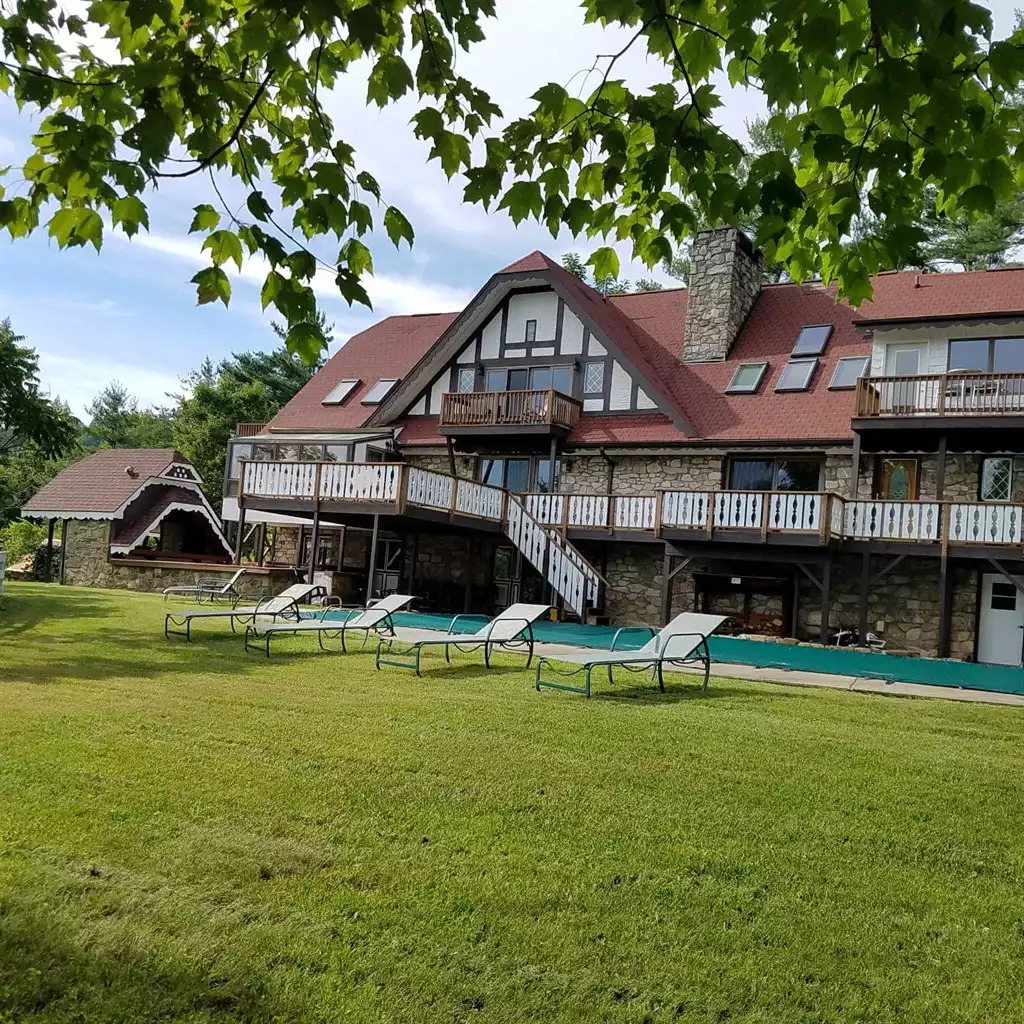 Leaping Fawn Lodge is a unique escape from the ordinary-NOTE POOL IS NOT OPEN FOR GUEST USE. Leaping Fawn Lodge is a unique escape from the ordinary-NOTE POOL IS NOT OPEN FOR GUEST USE. - Leaping Fawn Lodge - Waynesville