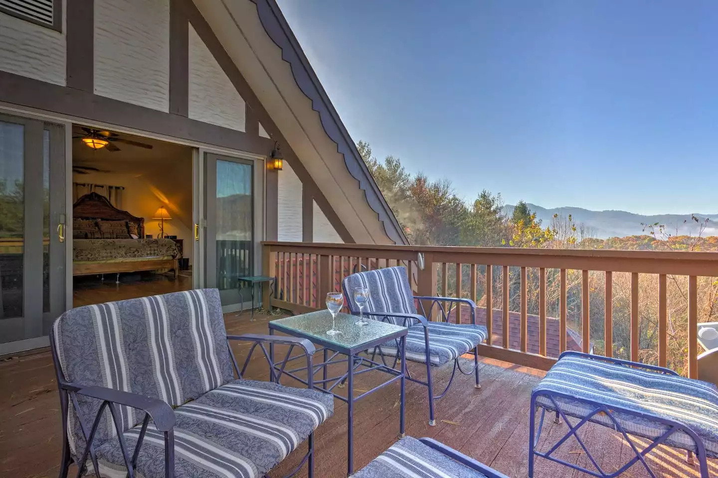 Dine al fresco on the expansive balcony. Dine al fresco on the expansive balcony. - Leaping Fawn Lodge - Waynesville