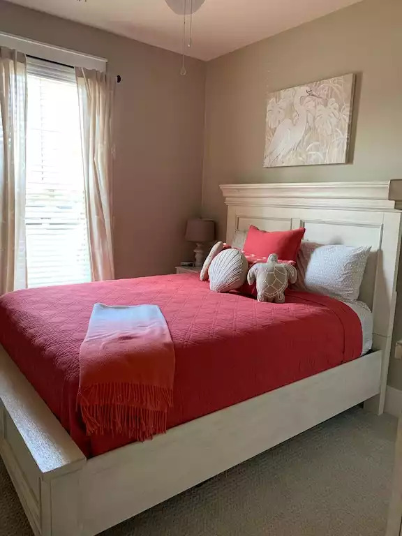 Guest room - queen bed & flat screen tv with cable/Roku Guest room - queen bed & flat screen tv with cable/Roku - Cabana Azul - North Myrtle Beach
