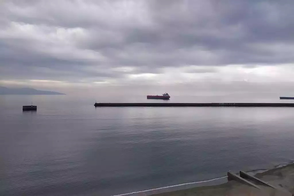 Seafront Penthouse LEO Mood 2020: Cloudy winter day, view from your terrace, resting ships in front of the open void of the Messinian bay Seafront Penthouse LEO Mood 2020: Cloudy winter day, view from your terrace, resting ships in front of the open void of the Messinian bay - Seafront Penthouse / LEO - Kalamata