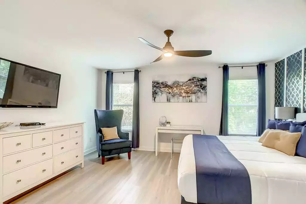 Spacious Master Bedroom with new top of the line Beautyrest Black mattress Spacious Master Bedroom with new top of the line Beautyrest Black mattress - Immersive Themes* Outdoor Pool & Movie* 5mi Disney - Kissimmee