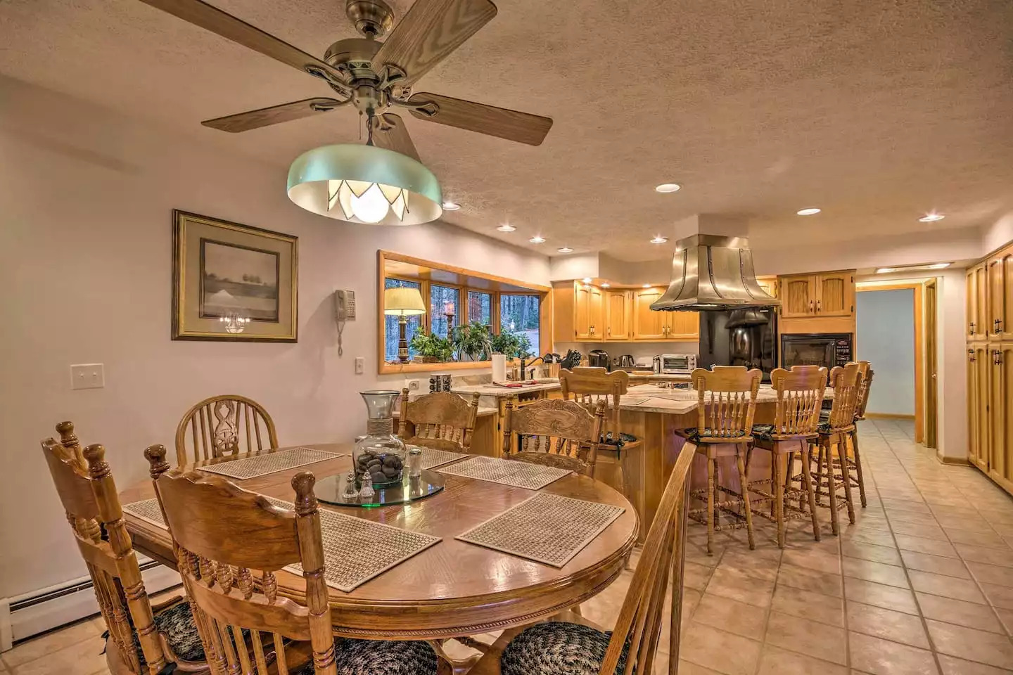 There's lots of seating in the spacious kitchen There's lots of seating in the spacious kitchen - Leaping Fawn Lodge - Waynesville