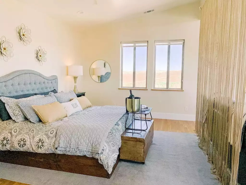 King Size Bed with Views - have your hunny bring you breakfast in bed King Size Bed with Views - have your hunny bring you breakfast in bed - Stay Suite -Vineyard Retreat - Paso Robles