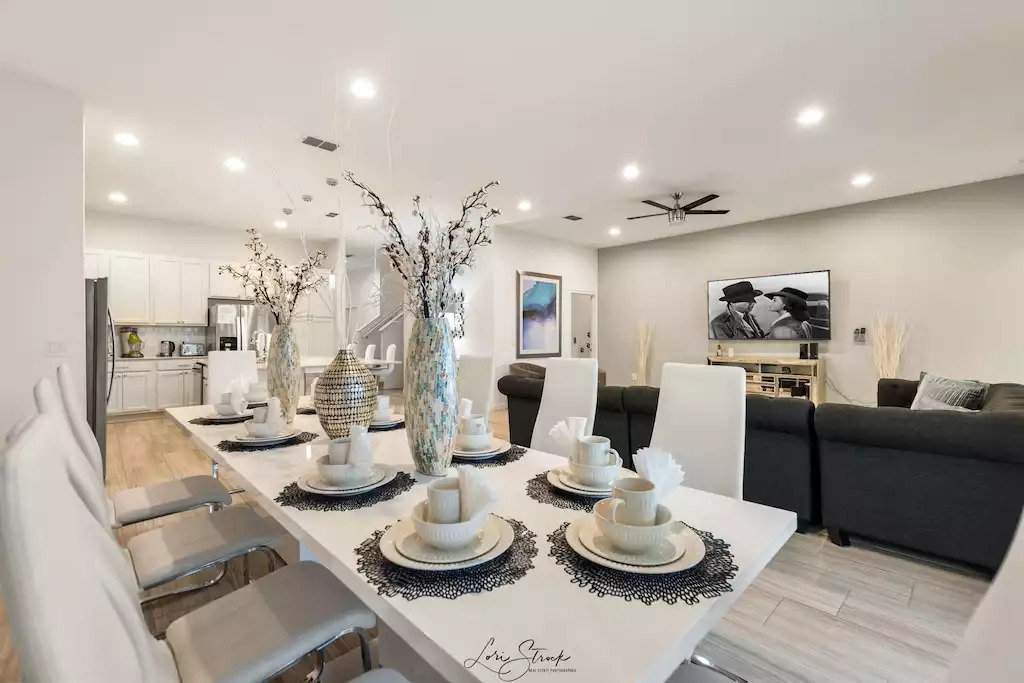 Beautiful and open space for gathering. Beautiful and open space for gathering. - Splendid Solterra - Davenport