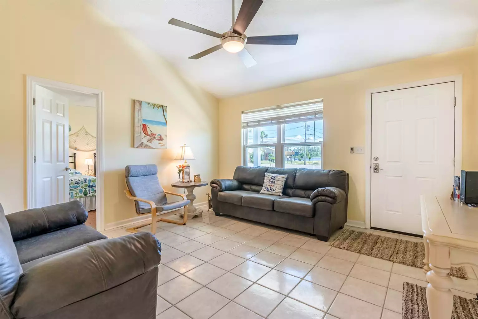 Living room with high ceilings and extra seating Living room with high ceilings and extra seating - Deb's Grand Lagoon 3 BR Home - Panama City Beach