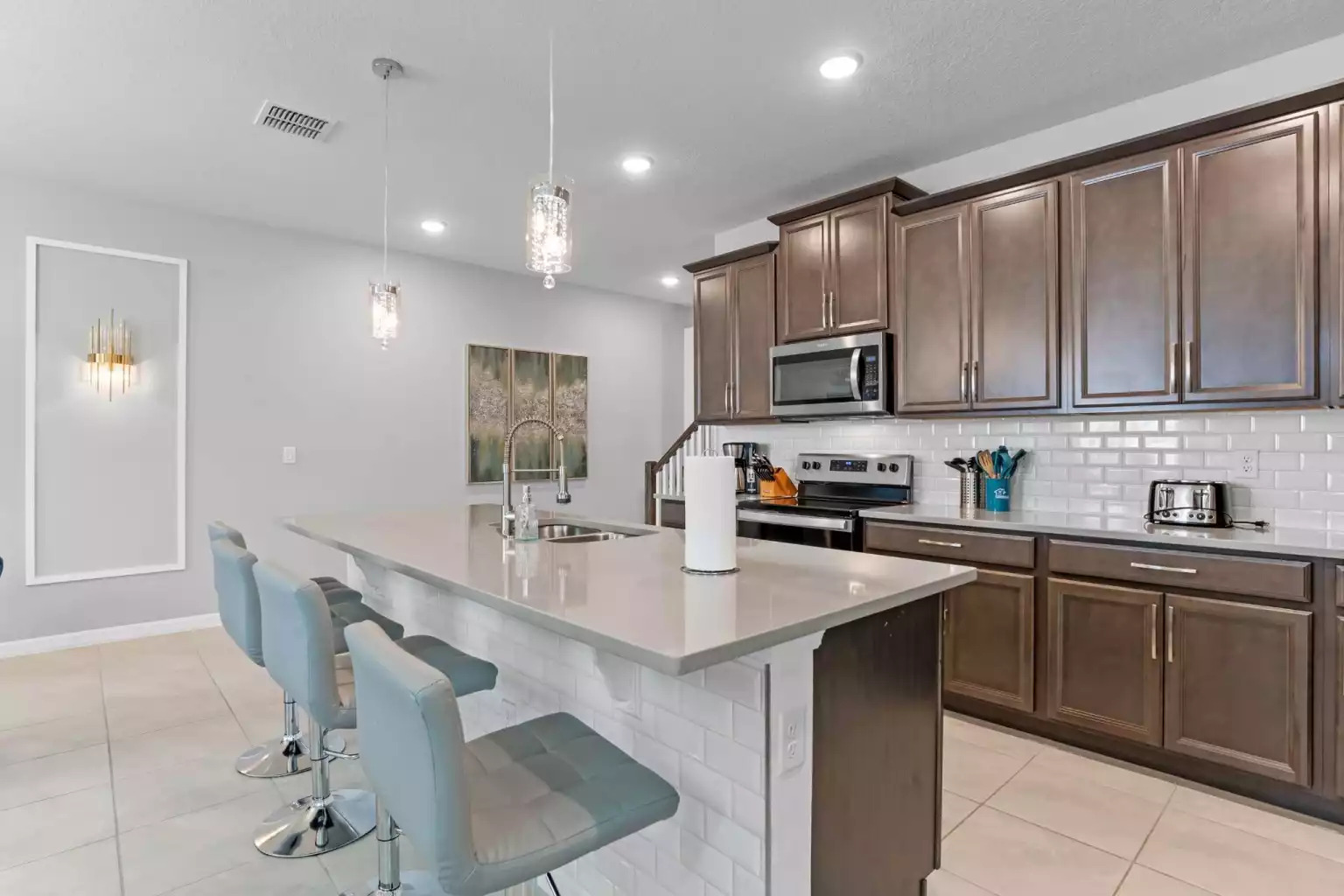 Bright modern full kitchen with large granite island and chairs. Electric stove. Bright modern full kitchen with large granite island and chairs. Electric stove. - Luxury Vacation Home Minutes From Disney World - Kissimmee