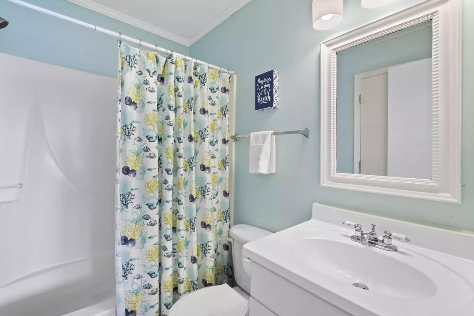 Plenty of room for bathing the kids in the second bathroom with tub/shower combo! Plenty of room for bathing the kids in the second bathroom with tub/shower combo! - HHI TIDE 21, Family Vacation Rental, HHB&T Resort - Hilton Head Island