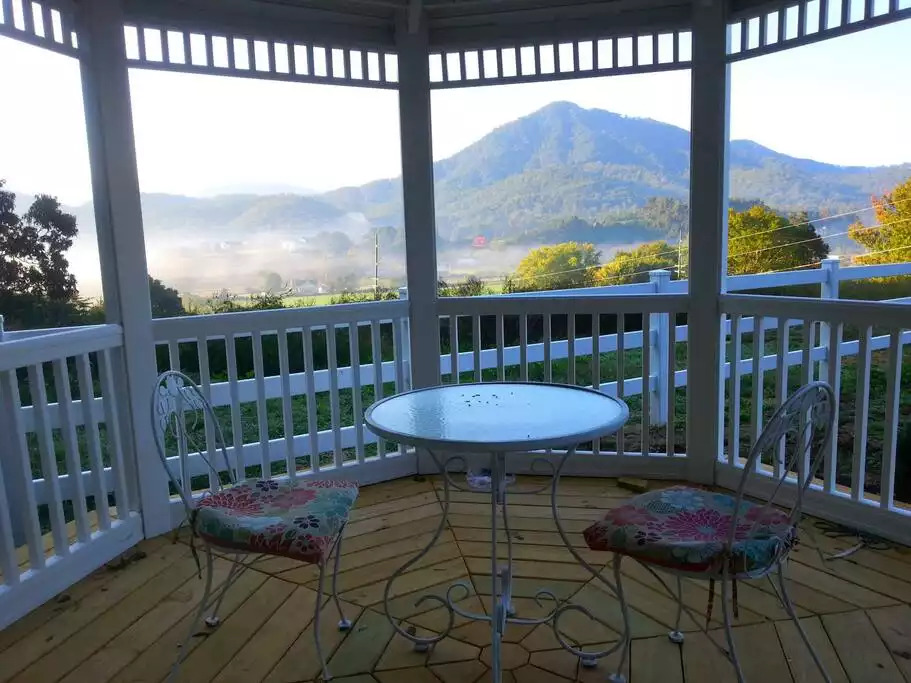 Gazebo for your breakfasts! Gazebo for your breakfasts! - Lovely Cottage with Smoky Mtn views & Bkfast!! - Pigeon Forge