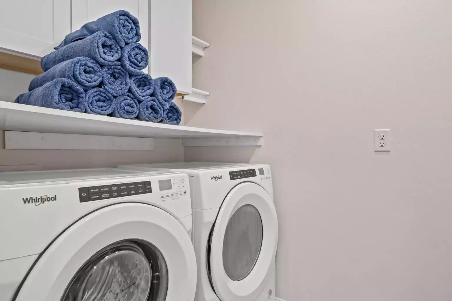 Laundry room with washer and dryer. Laundry room with washer and dryer. - Luxury Vacation Home Minutes From Disney World - Kissimmee