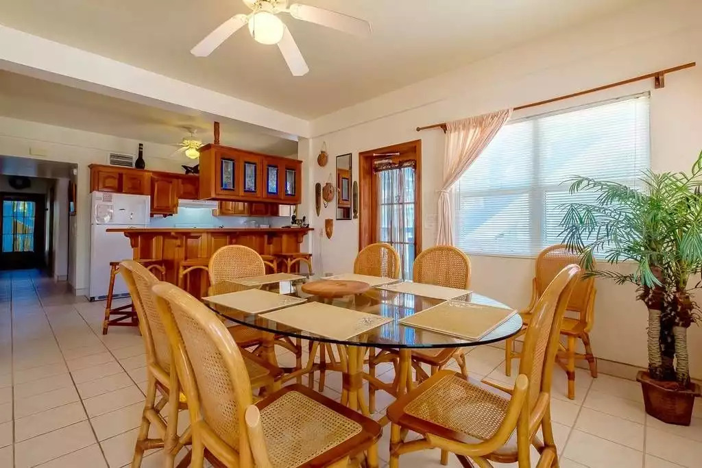 Dining area & kitchen with counter seating Dining area & kitchen with counter seating - B2, Sunset Beach Resort, San Pedro - San Pedro