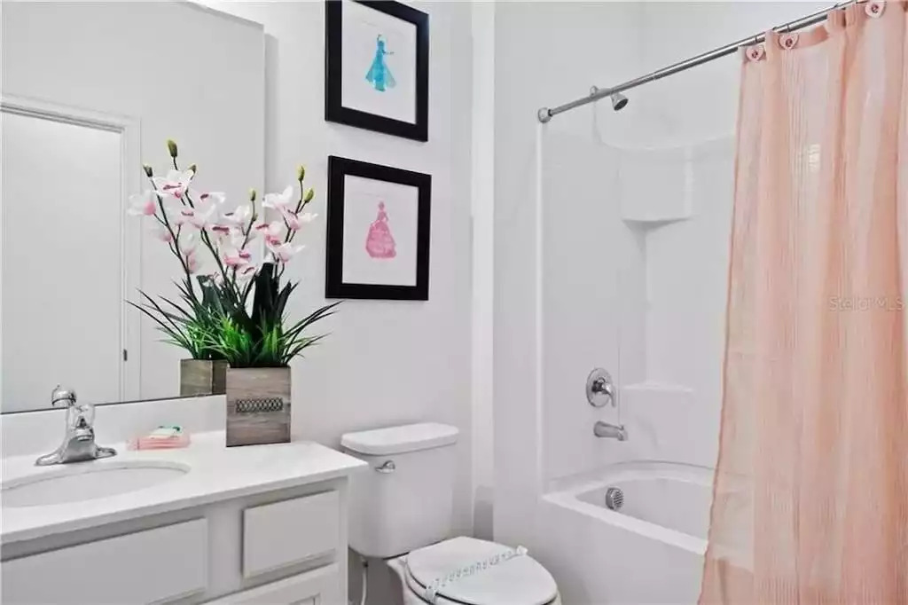 The Pink Princess and Frozen room share this bathroom The Pink Princess and Frozen room share this bathroom - Splendid Solterra - Davenport