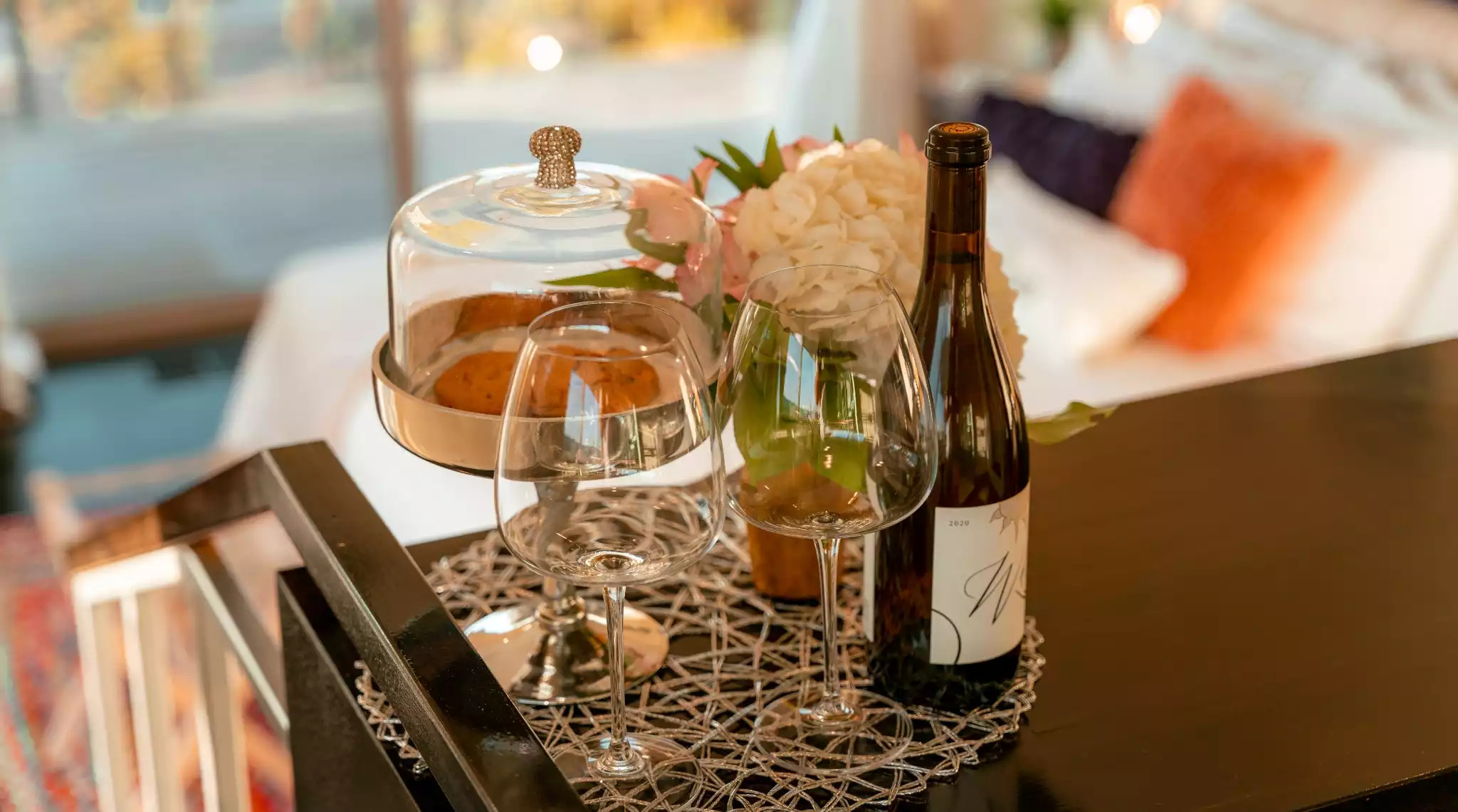 Welcome to Paso. Complimentary fresh baked cookies. Local wine provided with multiple nights stay. Welcome to Paso. Complimentary fresh baked cookies. Local wine provided with multiple nights stay. - Be Suite - Vineyard Retreat - Paso Robles