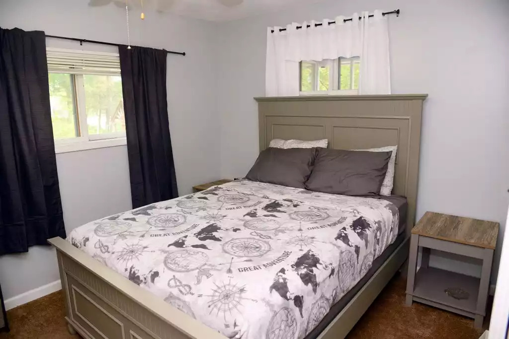 2nd bedroom also has a queen bed. 2nd bedroom also has a queen bed. - Legacy Lake House - Kingsley