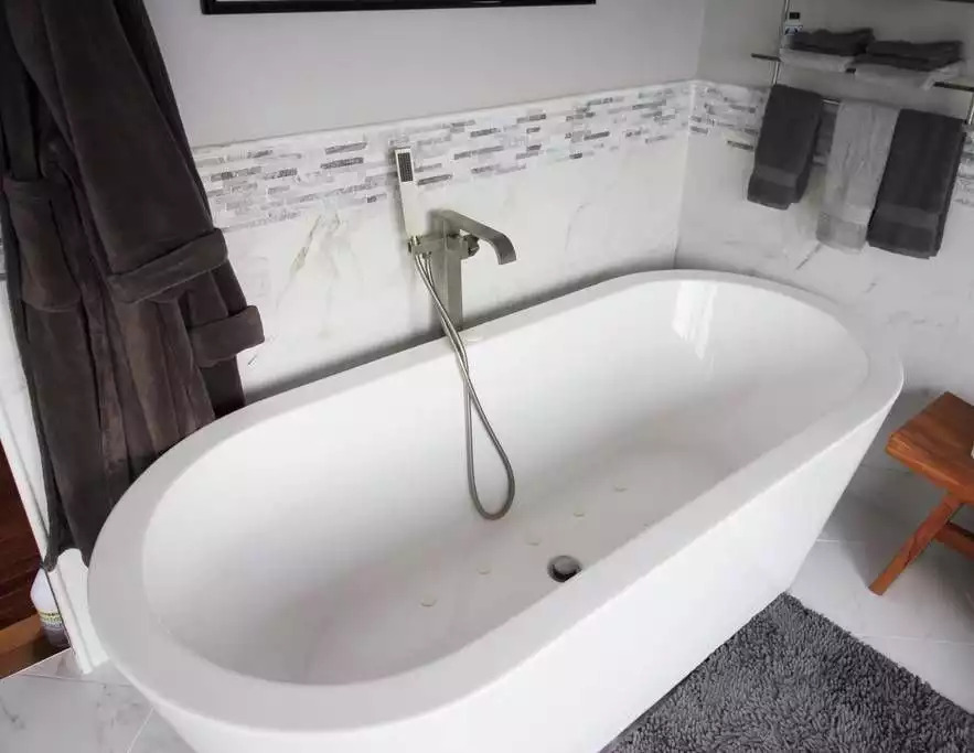 Jetted tub with King Room Jetted tub with King Room - Special! Modern City Triplex *Close to center - Boston