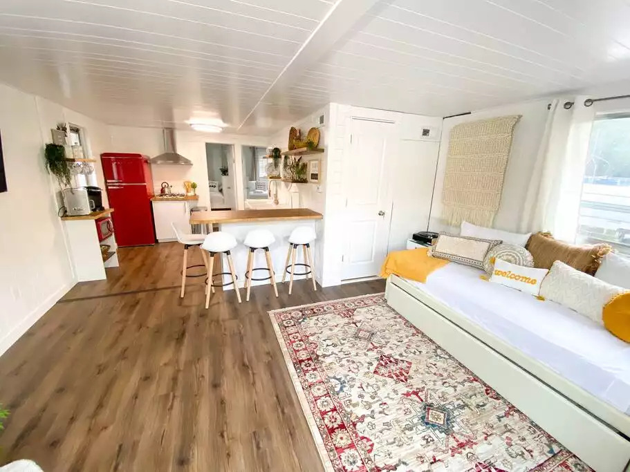 We hope you love our floating cabin as much as we do! We hope you love our floating cabin as much as we do! - Retro floating cabin on river backwaters. HOT TUB! - East Dubuque