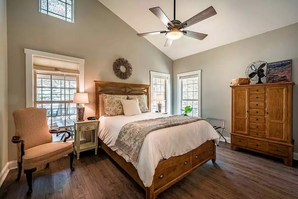 Light and airy master bedroom. Queen-size bed. Cordless cellular shades. Light and airy master bedroom. Queen-size bed. Cordless cellular shades. - Fox View Cottage - Rising Fawn