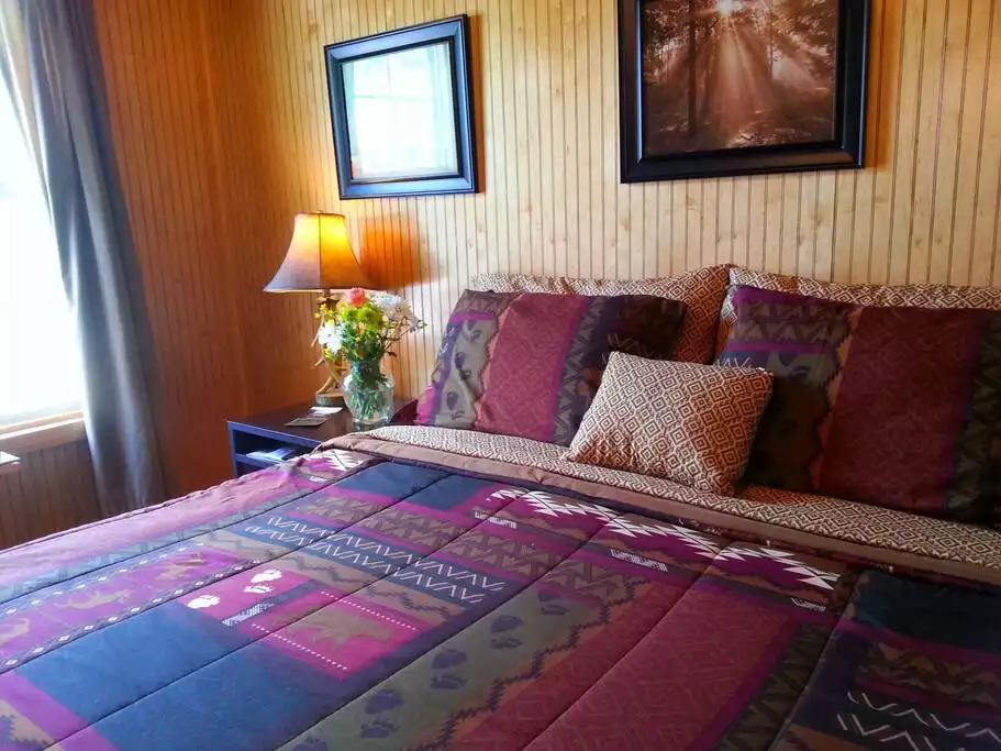 Fresh flowers to welcome you! Fresh flowers to welcome you! - Lovely Cottage with Smoky Mtn views & Bkfast!! - Pigeon Forge