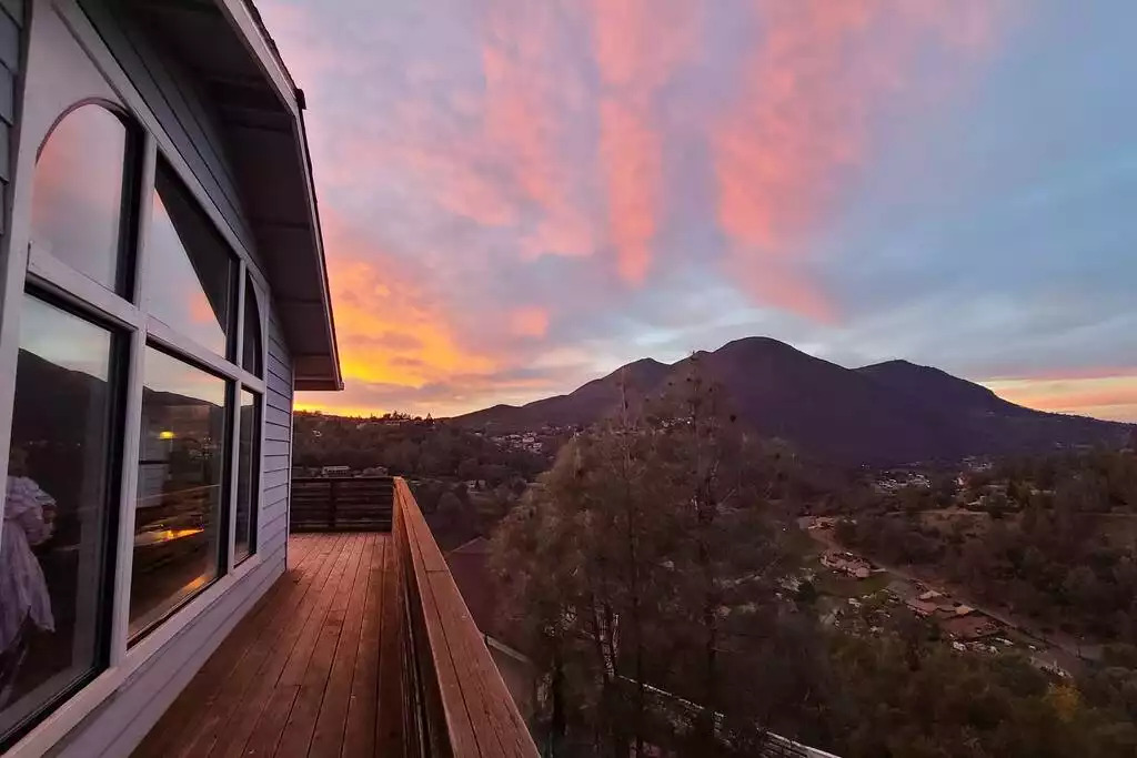 When the nature uses the paintbrush! Mt. Konocti from the deck. When the nature uses the paintbrush! Mt. Konocti from the deck. - NEW Unobstructed Lake/Mountain View home, movie rm - Kelseyville