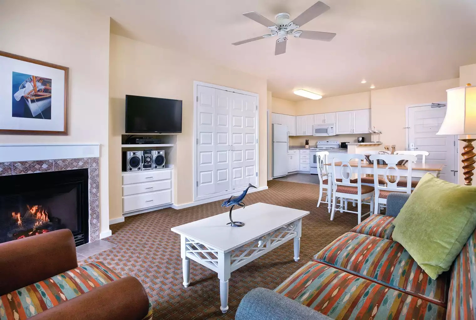 Kitchen & Living Area Kitchen & Living Area - Long Beach Resort 2bdr Twin - Long Beach