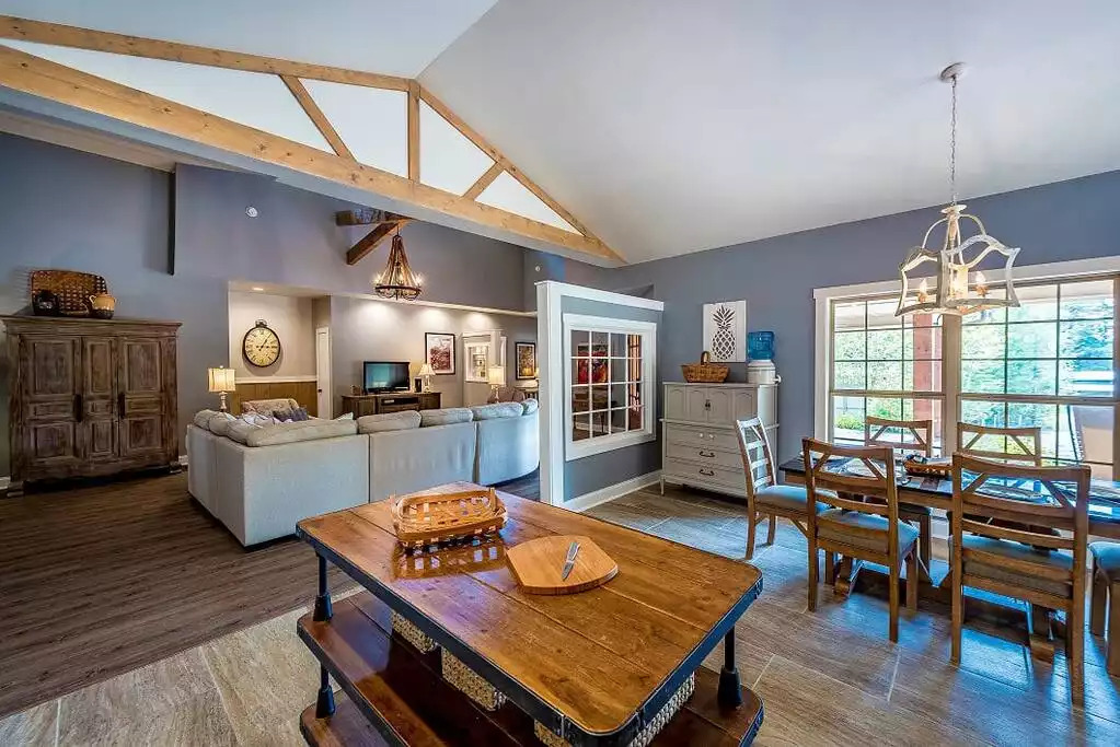 While in the kitchen you can still interact with everyone in the great room. While in the kitchen you can still interact with everyone in the great room. - Fox View Cottage - Rising Fawn