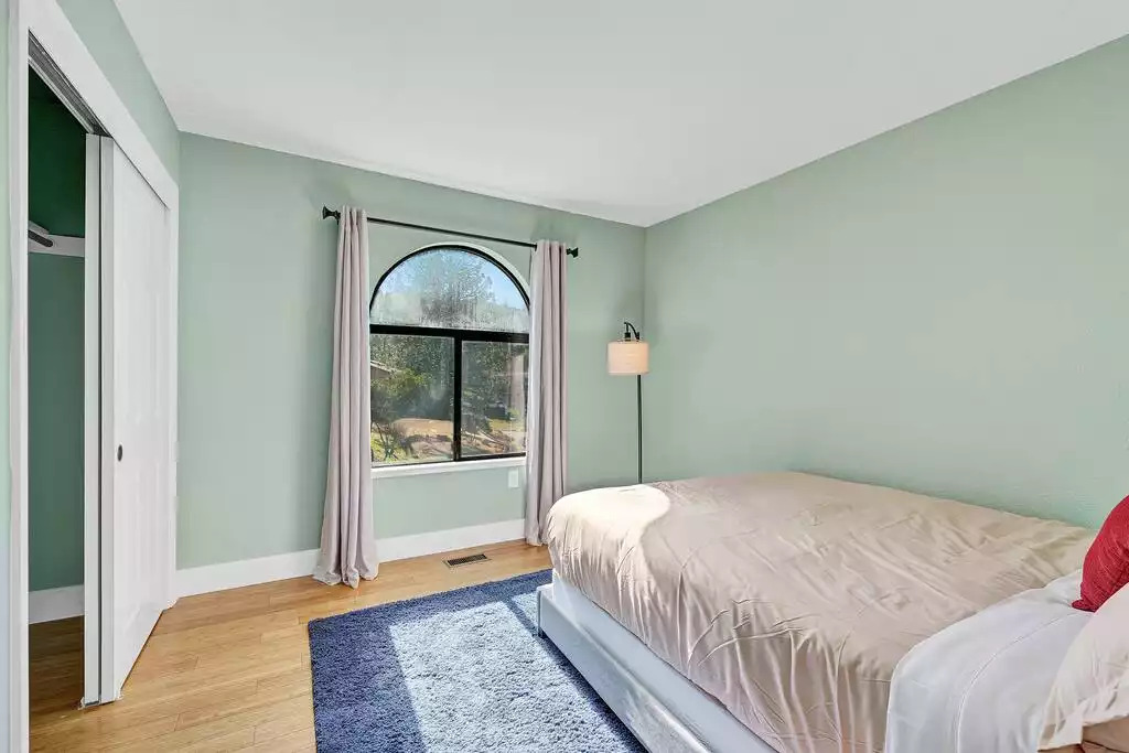 Second bedroom with Queen bed Second bedroom with Queen bed - NEW Unobstructed Lake/Mountain View home, movie rm - Kelseyville