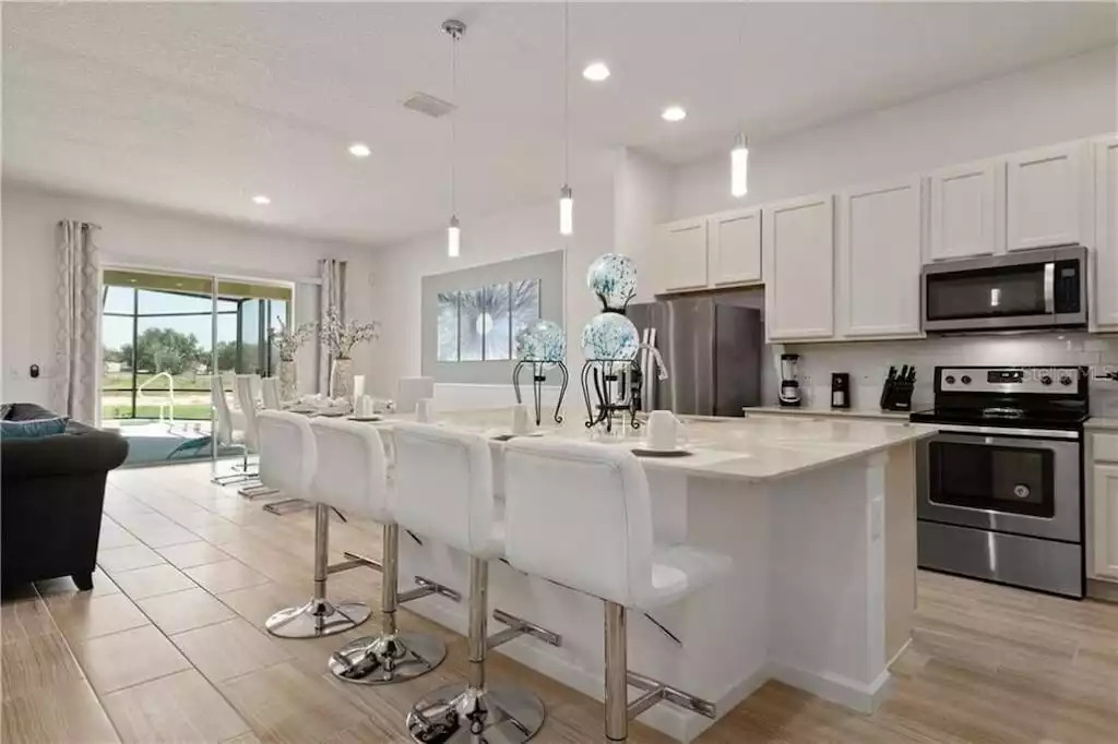 Huge quartz island--room for the whole group! Huge quartz island--room for the whole group! - Splendid Solterra - Davenport