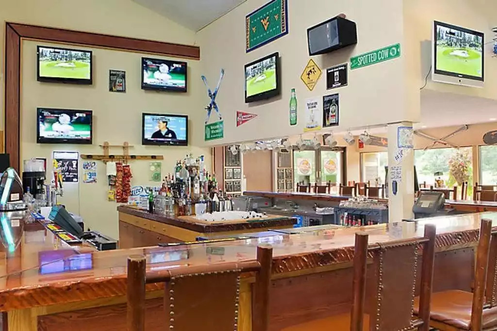 Mulligans is the bar/grill right on property. Come for a cold drink, stay for a tasty meal. Windows overlook ski hills. Mulligans is the bar/grill right on property. Come for a cold drink, stay for a tasty meal. Windows overlook ski hills. - Entire Cottage 1 Wisc Dells 2 Bed 1 Bath Sleeps 6 - Wisconsin Dells