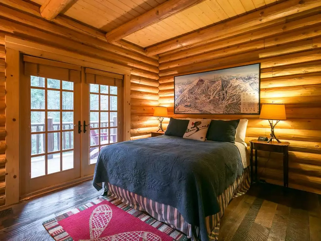 Ski-themed bedroom on main floor with private balcony Ski-themed bedroom on main floor with private balcony - Gold Creek Cabin - Volcano