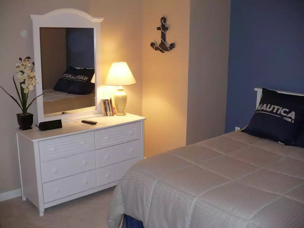 Guest Bedroom w/ Queen Sized bed. Guest Bedroom w/ Queen Sized bed. - Makai Condominiums - Ocean City