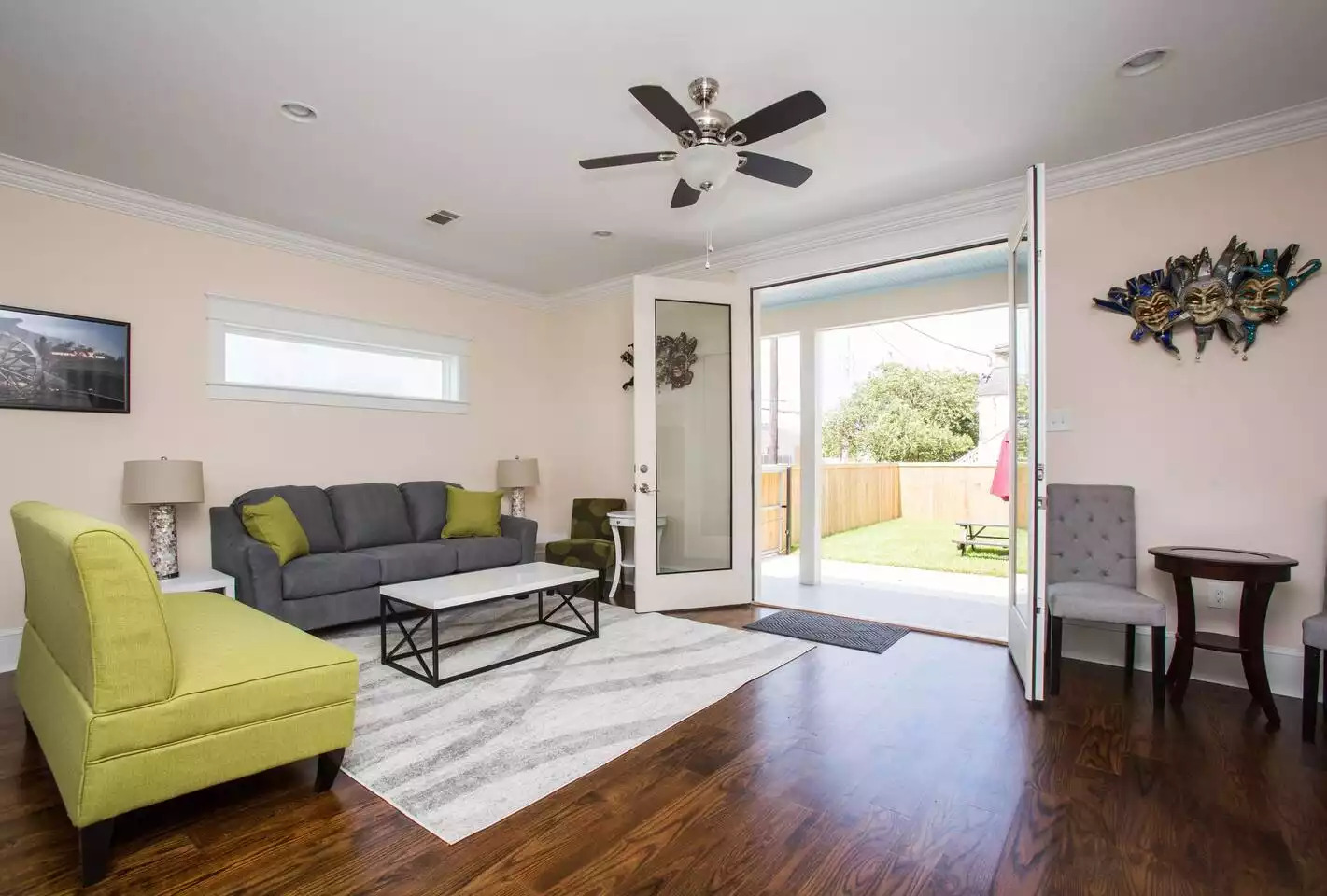 Living room. Queen sleeper sofa. Smart TV. Living room. Queen sleeper sofa. Smart TV. - Gravier Quarters off the Ave - New Orleans